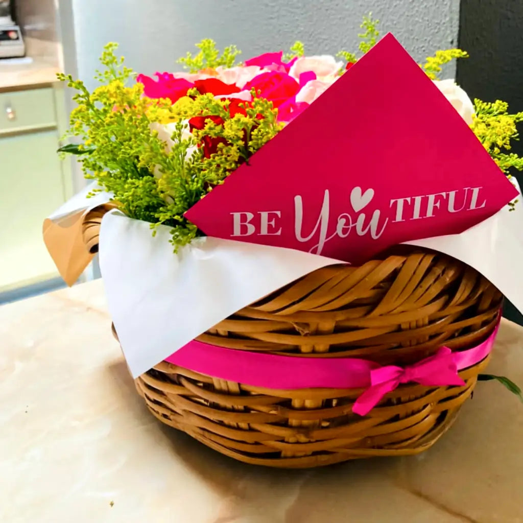 Canasta sorpresa personalizada con flores