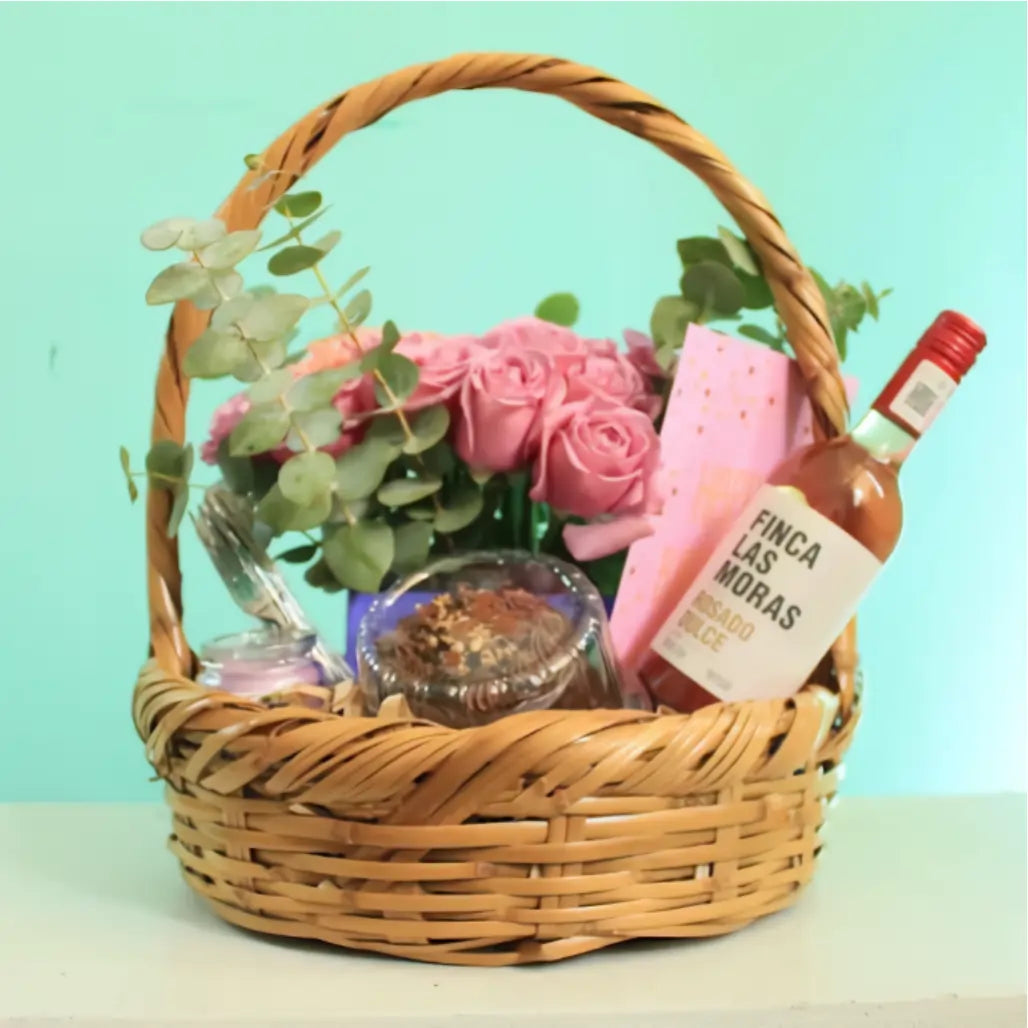 Canasta sorpresa personalizada con flores y desayuno en Ciudad Juárez
